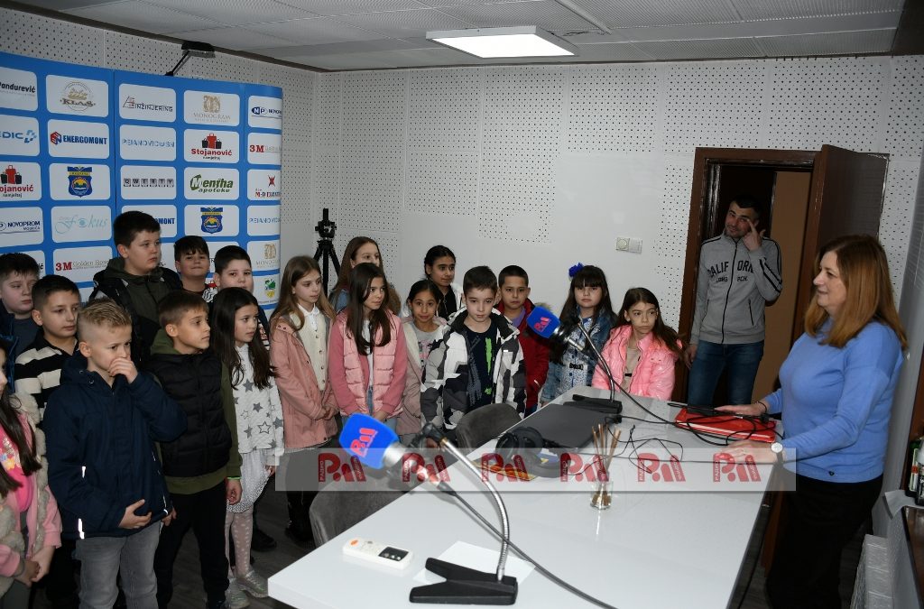 Ученици четвртог разреда наше школе посјетили су Радио Модричу